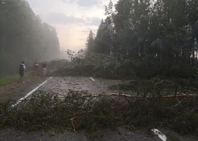 Jaudīgais negaiss izplosījies Kurzemē un bez elektrības atstājis tūkstošiem māju