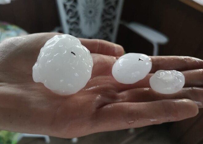 Гроза с градом и разрушениями оставила без электричества тысячи латвийских домов