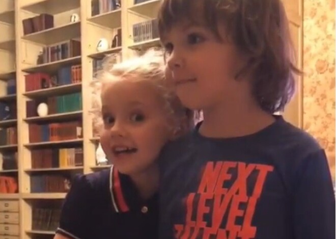 «Если долго мучиться, что-нибудь получится»: Пугачева сняла, как Лиза и Гарри учатся кататься на роликах