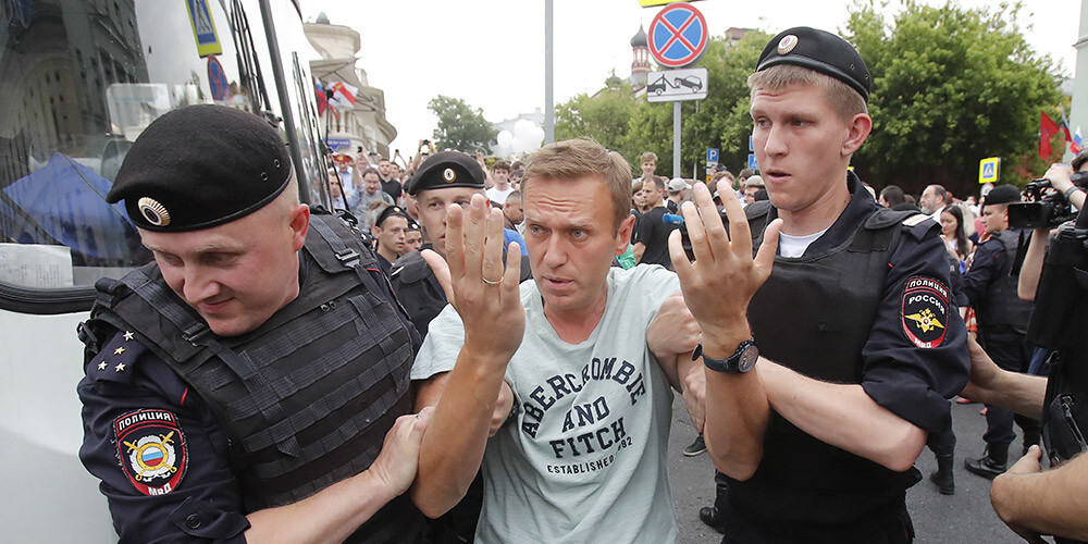 Maskavā gājiena laikā žurnālista Golunova atbalstam aizturēti vairāk nekā 400 cilvēku, tostarp Navaļnijs