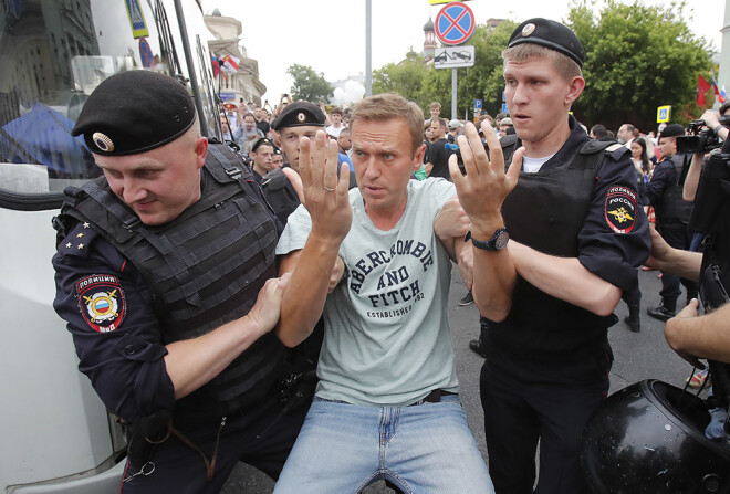 Policisti aiztur opozīcijas līderi Alekseju Navaļniju.