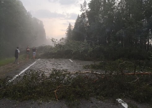Ventspils un Valmieras šosejas vētrā cietušas visvairāk