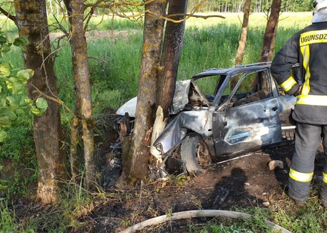 "Aculieciniekiem šķiet, ka laiks velkas ļoti lēni" - glābēji skaidro rēzeknietes sašutumu par pārāk vēlu dzēsto auto