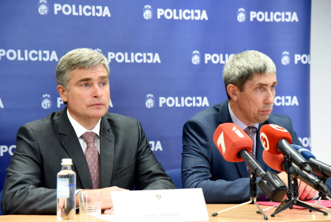 Valsts policijas Galvenās Kriminālpolicijas pārvaldes priekšnieks Andrejs Grišins (no kreisās) un Valsts policijas Organizētās noziedzības apkarošanas pārvaldes 2. nodaļas priekšnieks Sandis Radziņš piedalās preses konferencē, kurā informē par 19.maijā aizturētu grupu, kura Latvijā ieveda 33,680 kg narkotiskās vielas "hašišs".