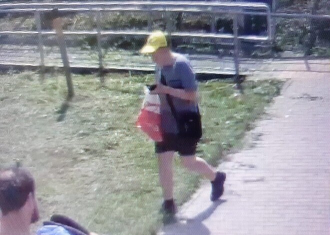 Publiskots novērošanas kameru video, kurā redzams 14 gadu vecais Oskars - zēnu joprojām nav izdevies atrast