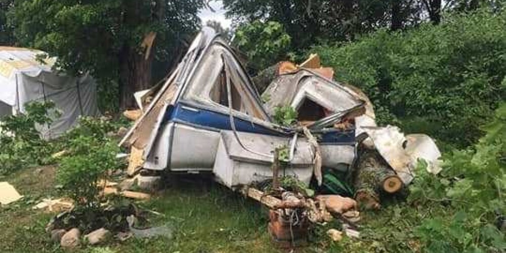Jau otro reizi ģimene zaudē mājas - palīdzību lūdz pāris Jaunpiebalgā, kura dzīvojamo treileri sadragājis vētras nolauzts koks