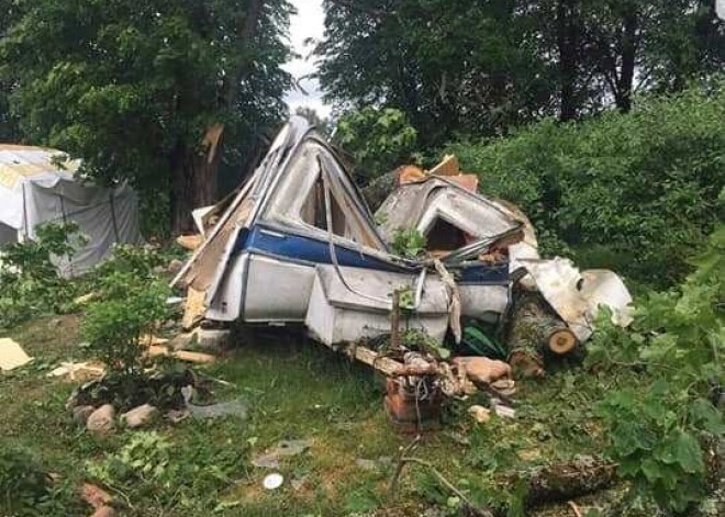 Jau otro reizi ģimene zaudē mājas - palīdzību lūdz pāris Jaunpiebalgā, kura dzīvojamo treileri sadragājis vētras nolauzts koks