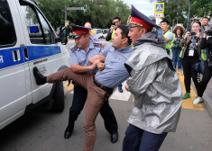 Policisti Kazahstānā aiztur protestantu.