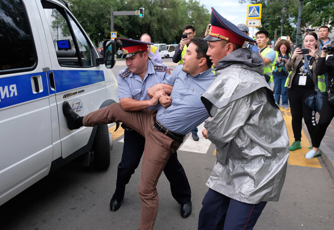 Policisti Kazahstānā aiztur protestantu.