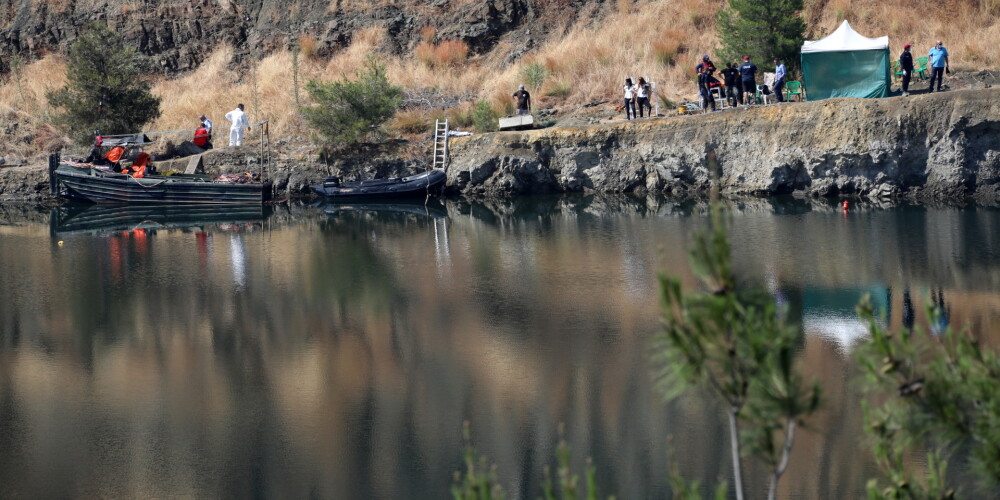 Bērns satīts palagā un ar virvi piesiets pie cementa bloka - ezera dzīlēs atrasts septītais Kipras sērijveida slepkavas upuris