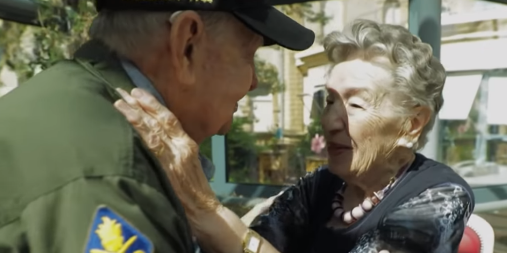 Pirmās mīlas atplaukums pēc 75 gadiem - Otrā pasaules kara ASV veterāns atkal satiek savu francūzieti Žanīnu