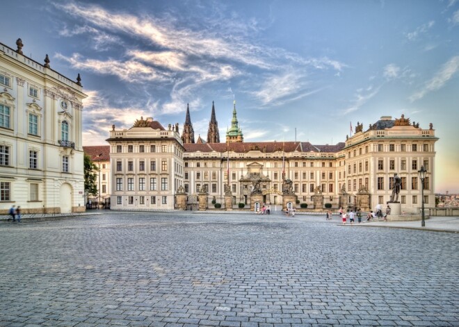 Līvu laukumā atklās izstādi par Čehijas pilīm