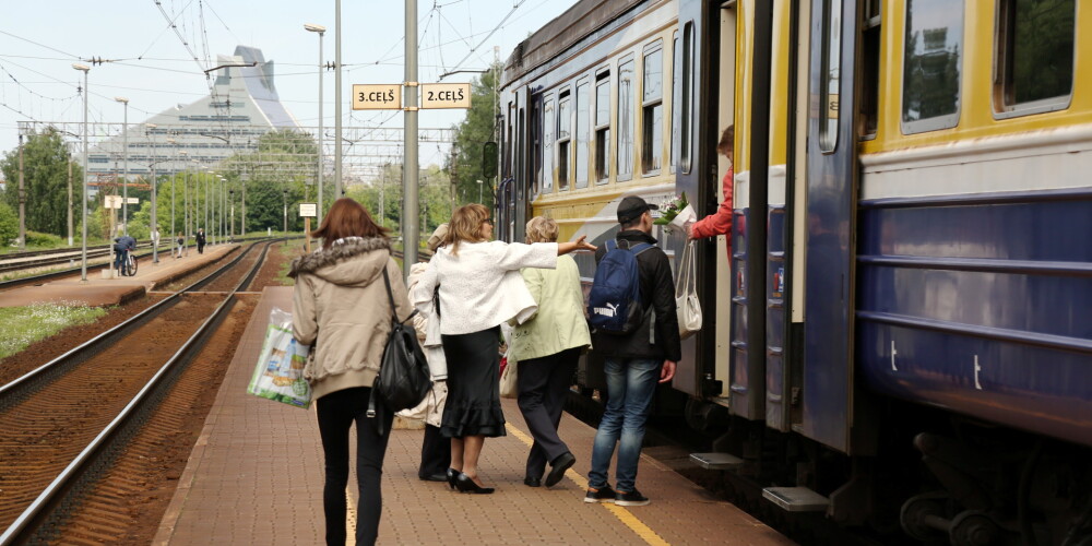 Gan vietējie, gan tūristi skraidelē pa staciju peroniem, zīlējot, kur pienāks vilciens