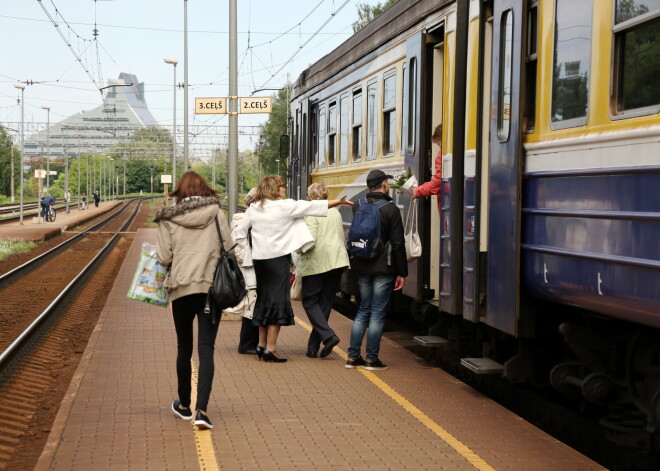 Gan vietējie, gan tūristi skraidelē pa staciju peroniem, zīlējot, kur pienāks vilciens