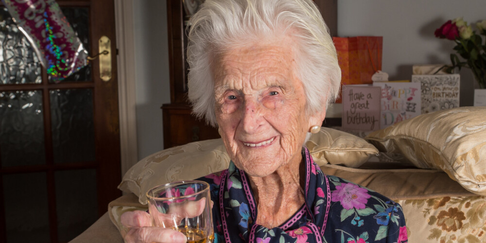 112 gadu vecumā mirusi Lielbritānijā vecākā sieviete; viņas ilgā mūža noslēpums - viskijs