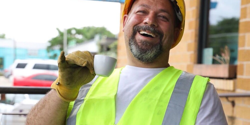 Простой строитель и веселый папа из Техаса спародировал типичные фото из Instagram и стал звездой