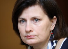 Veselības ministre Ilze Viņķele sevi slavē ar priekšgājējas darbiem. 