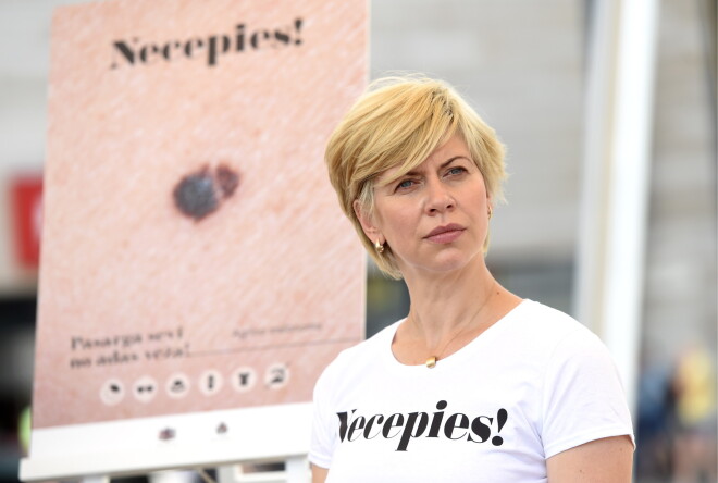 Anda Čakša vēl kā veselības ministre pērn piedalījās kampaņas "Necepies" atklāšanā. Viņas pēctece amatā tagad pieraksta sev lēmumu atļaut cepināties solārijā tikai no 18 gadu vecuma.