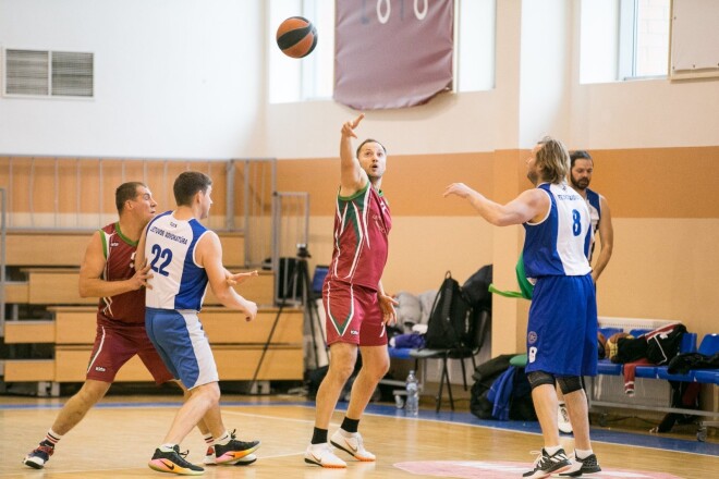 Sandis Ģirģens basketbola spēlē.