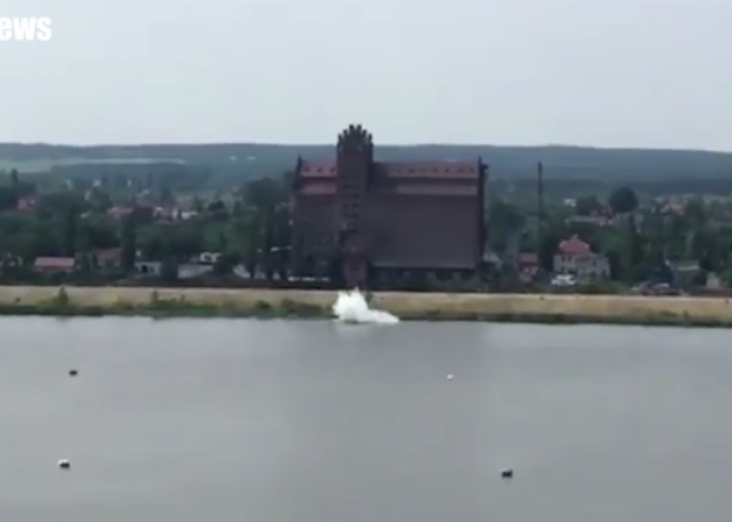 Видео: в Польше самолет разбился на глазах у зрителей авиашоу