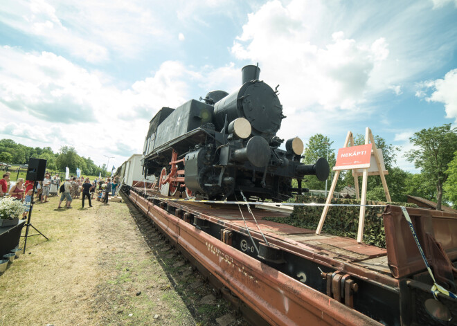 FOTO: Cēsīs atklāj vēsturisko bruņuvilcienu "Brīvība"