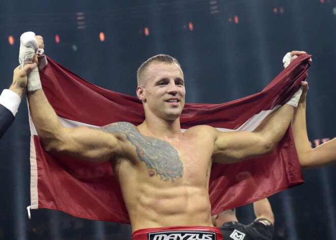 Briedis nokautē Glovacki un iegūst WBO čempiona jostu, iekļūstot arī supersērijas finālā