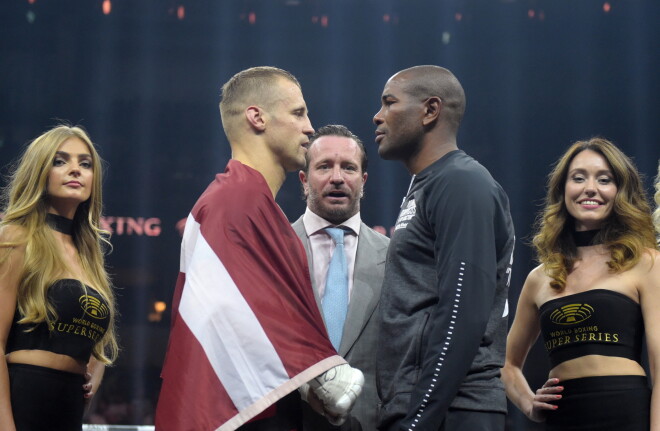 Latvijas bokseris Mairis Briedis (no kreisās) un kubiešu bokseris Juniers Dortikoss (Yunier Dorticos)