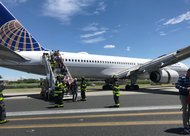 Nolaižoties Ņuarkas lidostā, "United Airlines" lidmašīnai pārplīsušas riepas