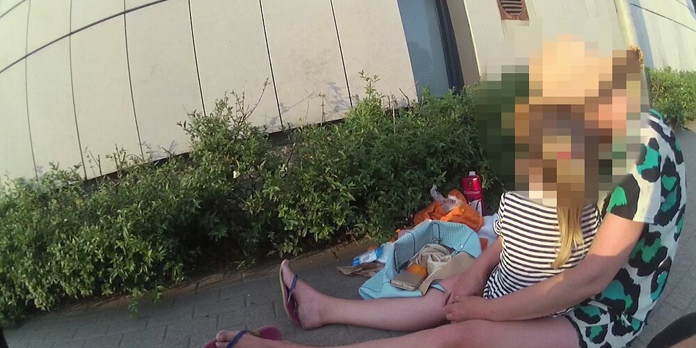 Рижские полицейские нашли на улице мертвецки пьяную женщину и ее плачущего ребенка
