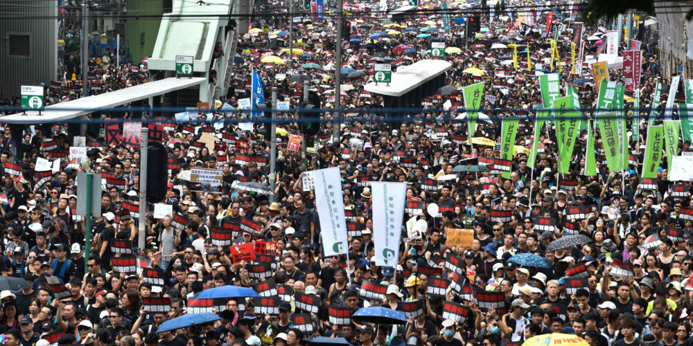 Teju 2 miljoni cilvēku protestējot iziet ielās Honkongā