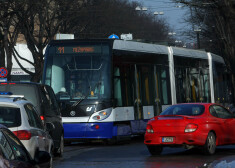 Pagarinātais, četru sekciju zemās grīdas 11.maršruta tramvajs Miera ielā.