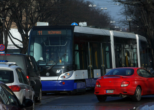 Pagarinātais, četru sekciju zemās grīdas 11.maršruta tramvajs Miera ielā.