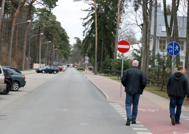 Smagā transporta un autobusu kustībai slēgta Jūras iela Jūrmalā