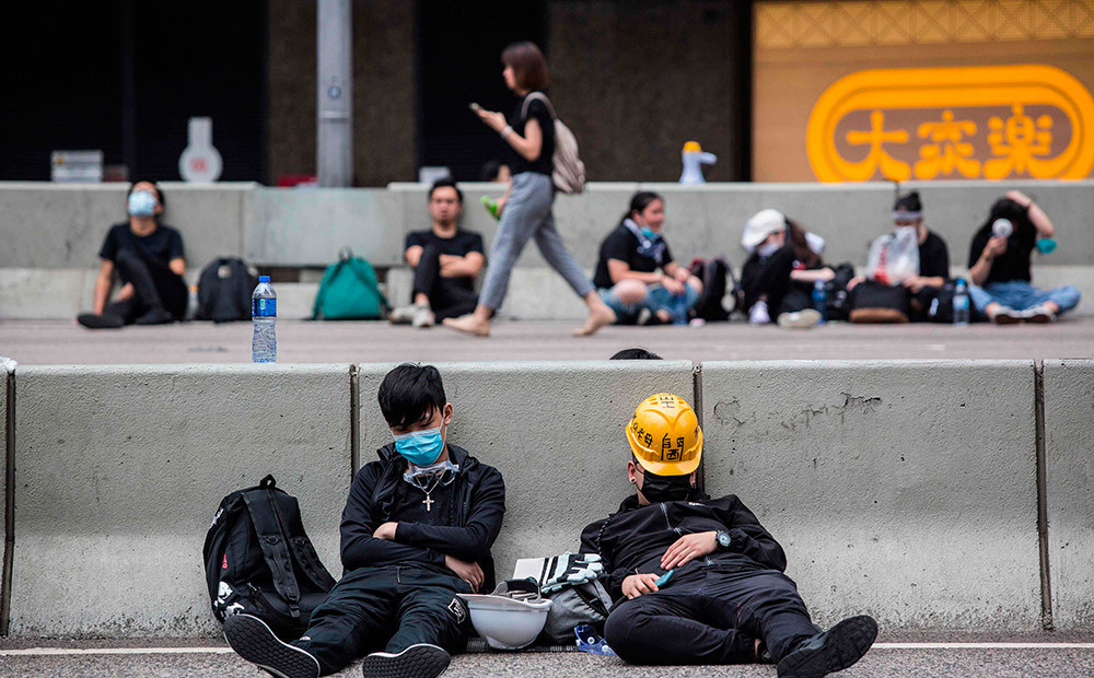 Honkongā protestus turpina neliela demonstrantu grupa