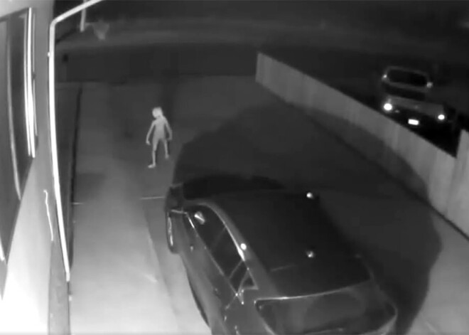 VIDEO: sieviete, kuras pagalmā nofilmēts dīvainais radījums, noliedz, ka tas bijis viņas dēls
