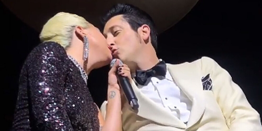 Леди Гага поцеловала в губы женатого мужчину
