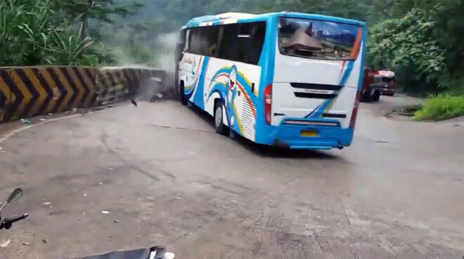 Autobuss ietriecās norobežojošās barjerās un pēcāk pretimbraucošajos transportlīdzekļos.