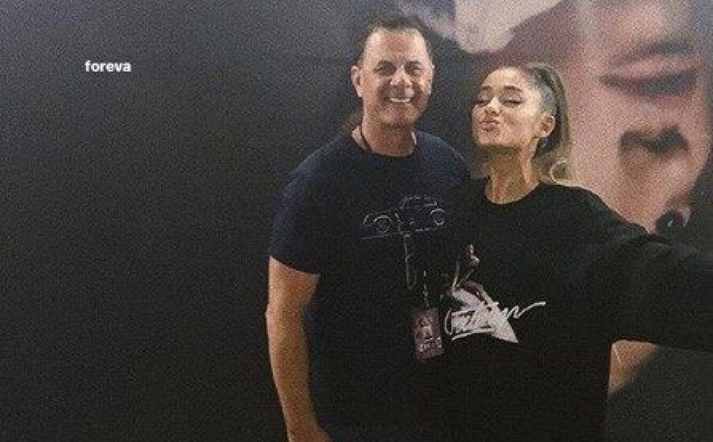 Dziedātāja Ariana Grande pēc ilgiem nesaprašanās gadiem uzlabojusi attiecības ar savu tēvu