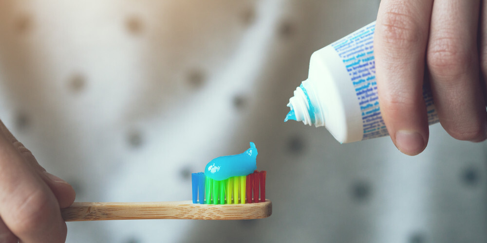 8 zelta vērti padomi, ko mājās var notīrīt ar zobupastu