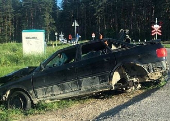 Salaspils pusē uz dzelzceļa pārbrauktuves sadūries vilciens un vieglā automašīna