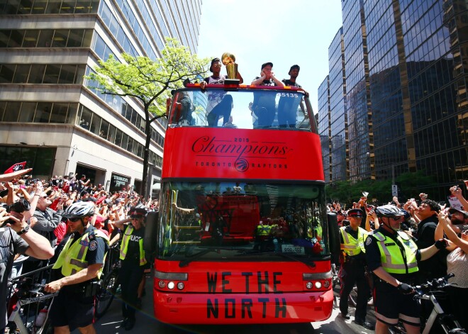 NBA čempiones Toronto “Raptors” svinībās atskanējuši šāvieni, ievainojot 4 cilvēkus