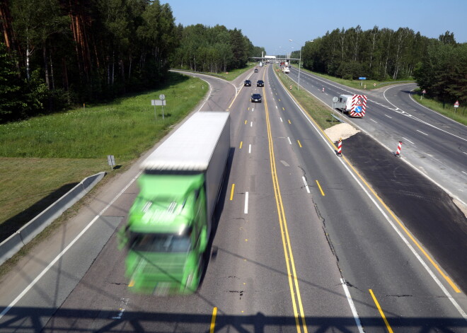 Uz Latvijas autoceļiem uzstādītās iekārtas sākušas fiksēt ceļu nodevas nemaksātājus