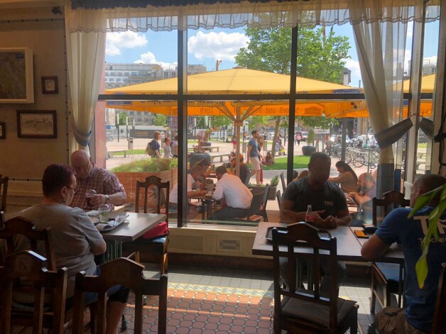 Berlīnes tirdzniecības centrā „Alexa” „Lido” krogs pirms pāris dienām gluži tukšs nebija.