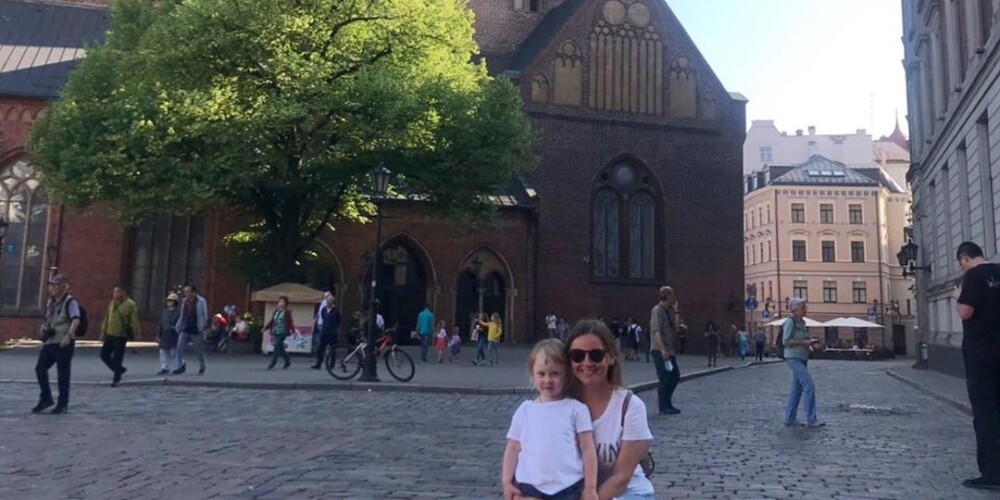 ФОТО: Юлия Проскурякова показала, как погуляла с дочерью от Игоря Николаева по Риге