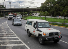 Sešas kravas automašīnas palīdzību piegādāja Sarkanā Krusta noliktavā Karakasā.