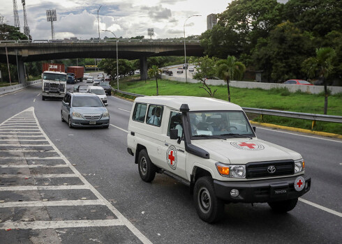 Sešas kravas automašīnas palīdzību piegādāja Sarkanā Krusta noliktavā Karakasā.