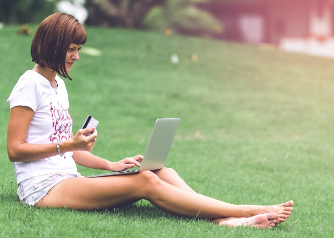 "Хирург из Сомали" на сайте знакомств "выудил" у латвийки почти 48 тысяч евро