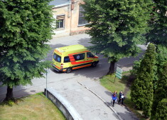 Neatliekamās palīdzības automašīna pie Paula Stradiņa Klīniskās universitātes slimnīcas.