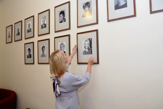 Kultūras ministre Dace Melbārde pievieno savu fotogrāfiju iepriekšējo ministru foto galerijai pēc preses konferences, kurā atskatījās un izvērtēja piecarpus gadu laikā amatā paveikto.