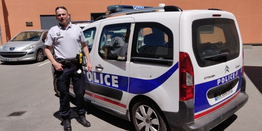 Students Francijā nokavē autobusu, sasit mašīnu, bet ar policijas palīdzību paspēj uz eksāmenu